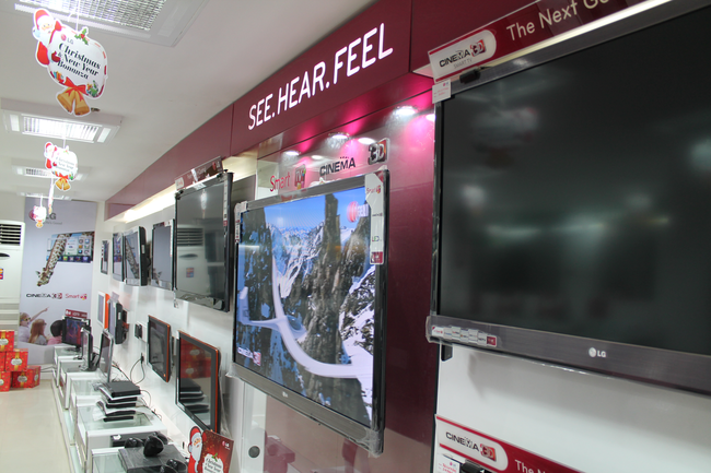 TV Showroom - Copyright: Wikipedia User Abhinav619