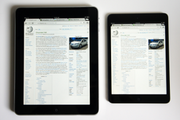  iPad 1st generation compared with iPad Mini, both showing English Wikipedia main page (vertical screen position) - Copyright: Mariordo (Mario Roberto Durán Ortiz), Wikimedia